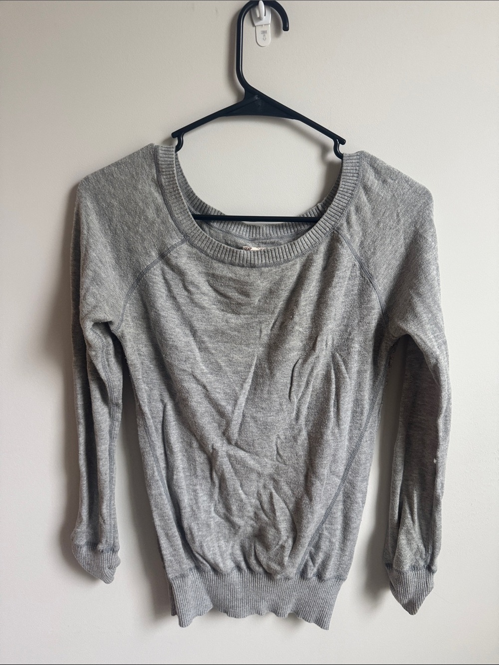 SO Women's Long Sleeve Scoop Neck Knit Top - Gray